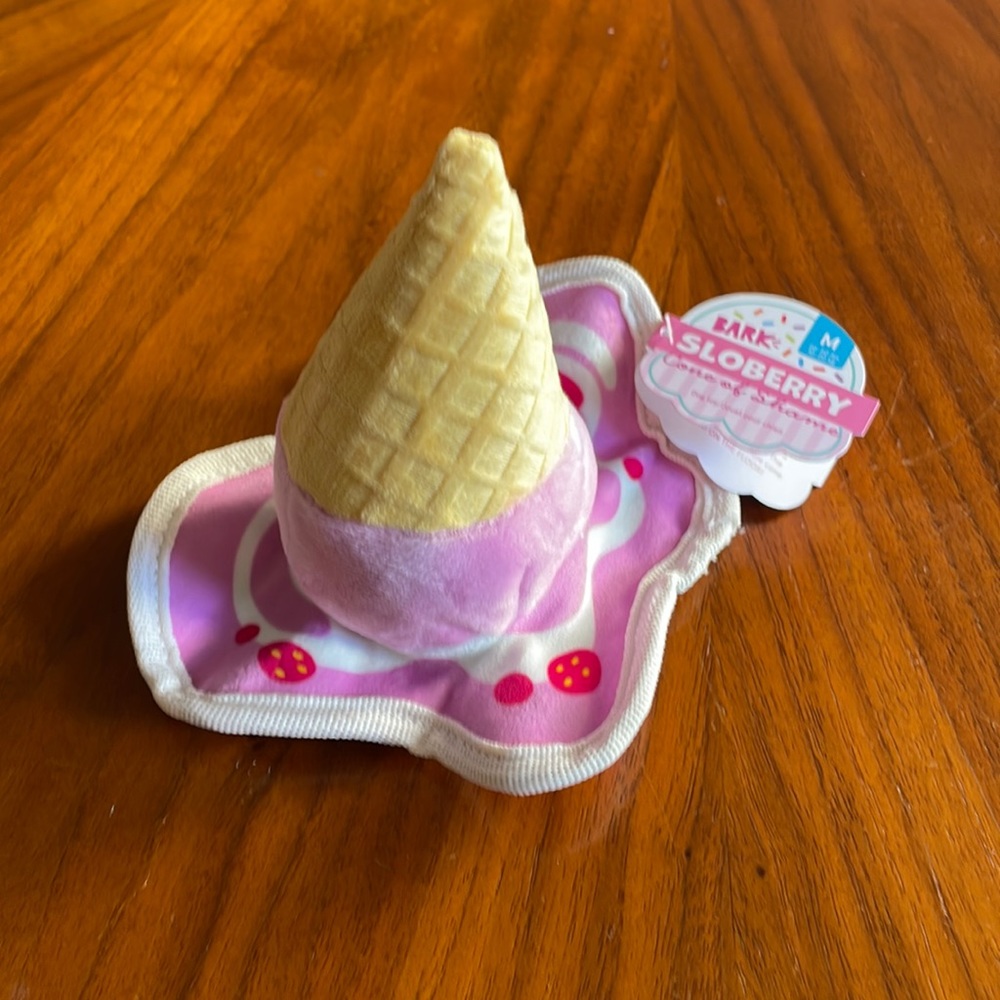 NWT Barkbox Sloberry Cone of Shame M